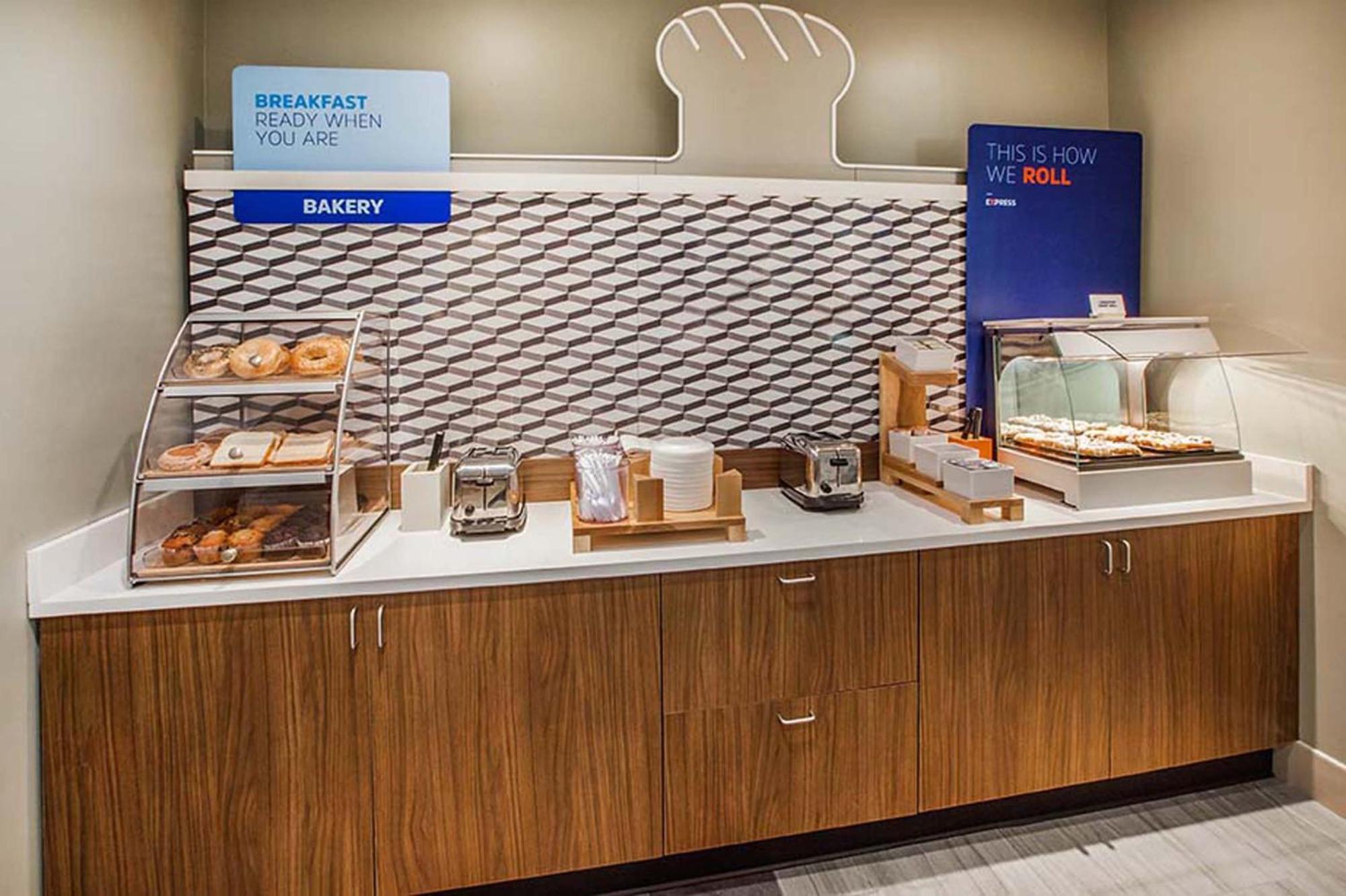 Holiday Inn Express Dallas Market Center By Ihg Екстер'єр фото