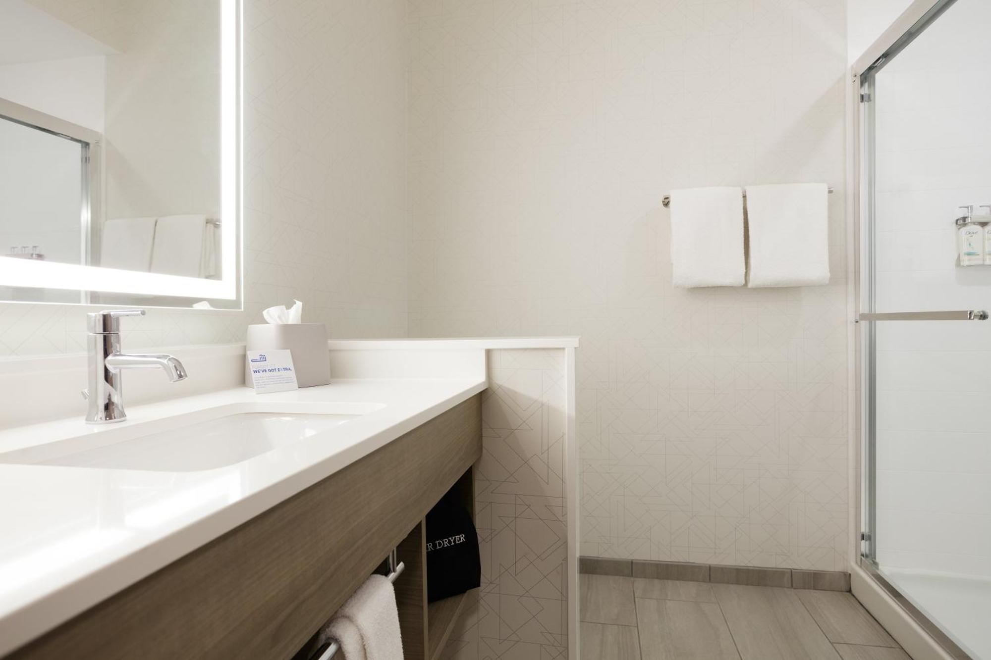 Holiday Inn Express Dallas Market Center By Ihg Екстер'єр фото