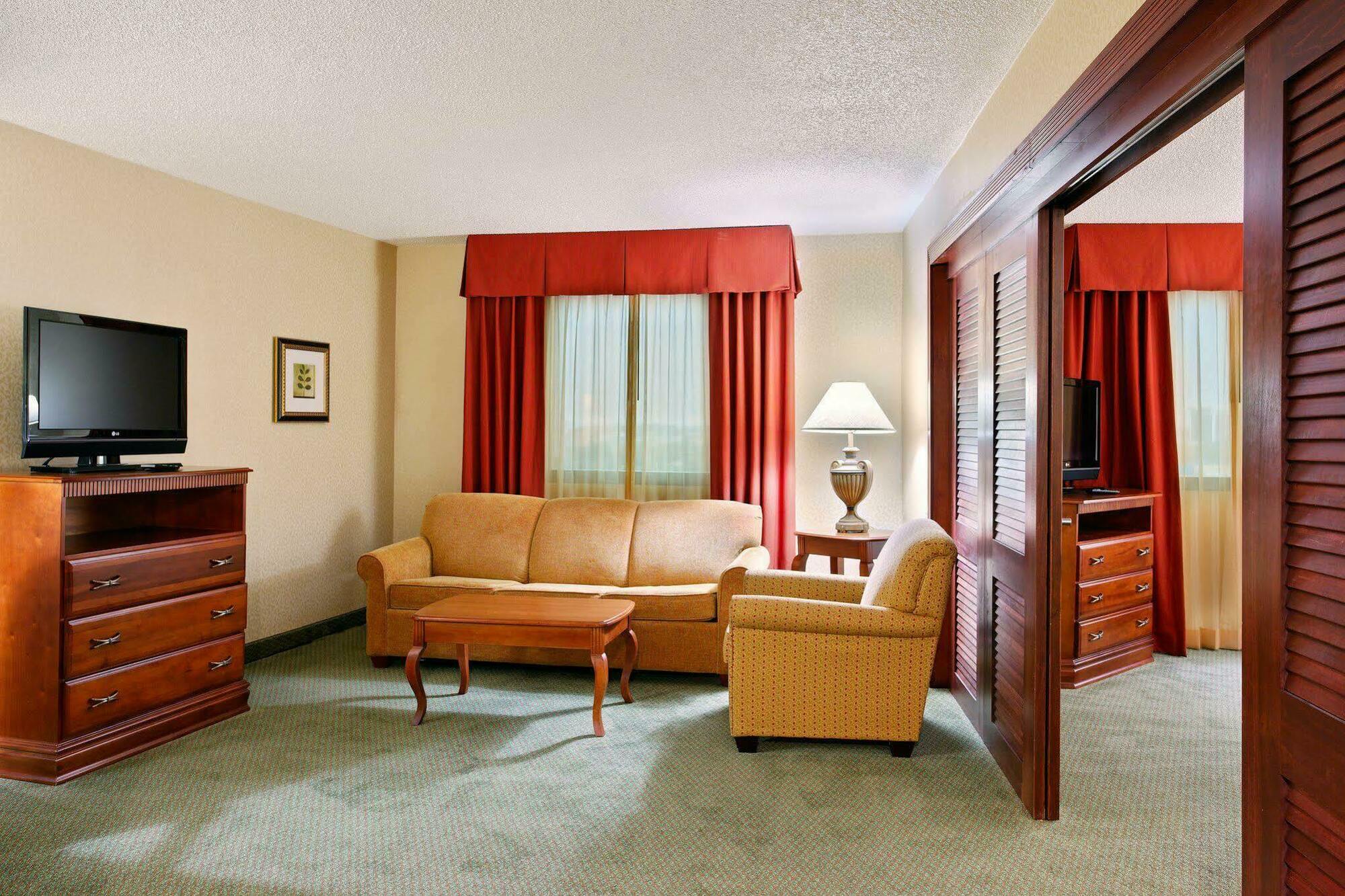 Holiday Inn Express Dallas Market Center By Ihg Номер фото